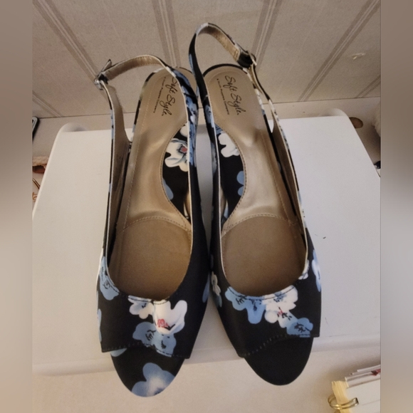 Soft Style Black and‎ Blue Heels with Sleek Design - Picture 2 of 4